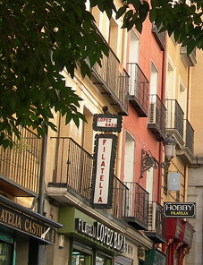 Entrance gate to the Plaza Mayor from Calle de Felipe III.